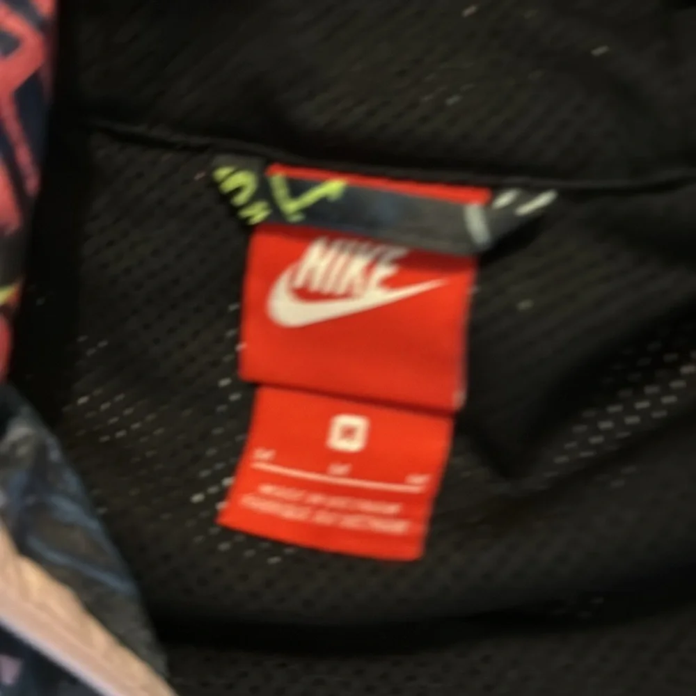 Nike pink graffiti tank and graphic Windrunner windbreaker size medium NWOT - Picture 9 of 14